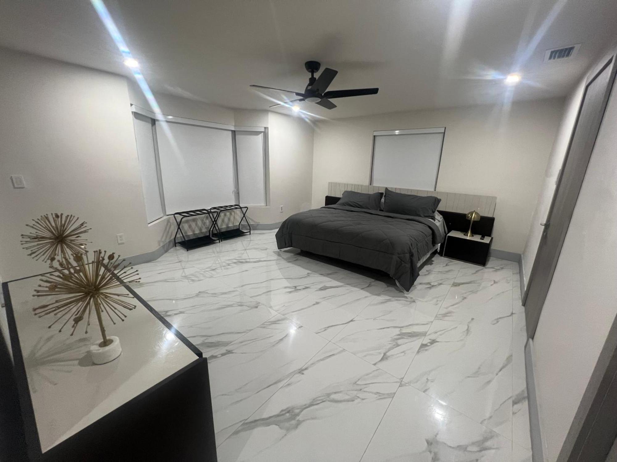 New! Upscale Modern Waterfront 3br 3ba *
