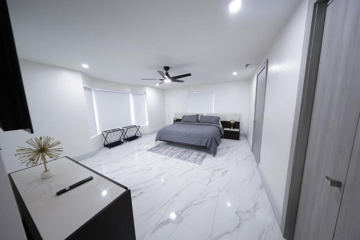New! Upscale Modern Waterfront 3br 3ba *