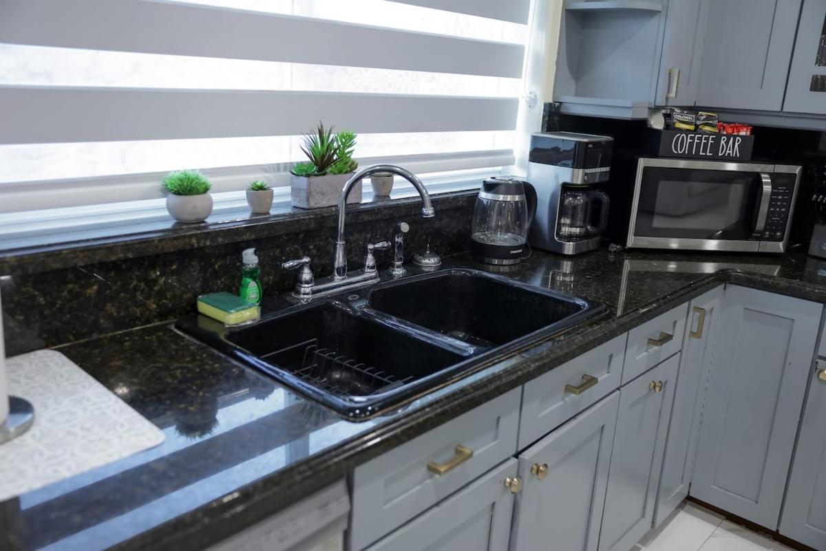 New! Upscale Modern Waterfront 3br 3ba Villa *
